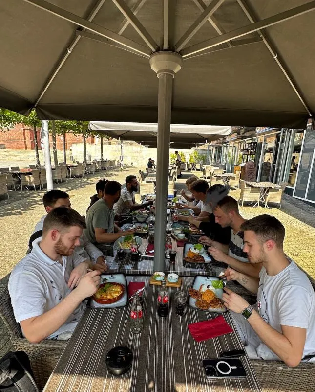 Malerfachbetrieb Michael Paschen Team beim Mittagessen